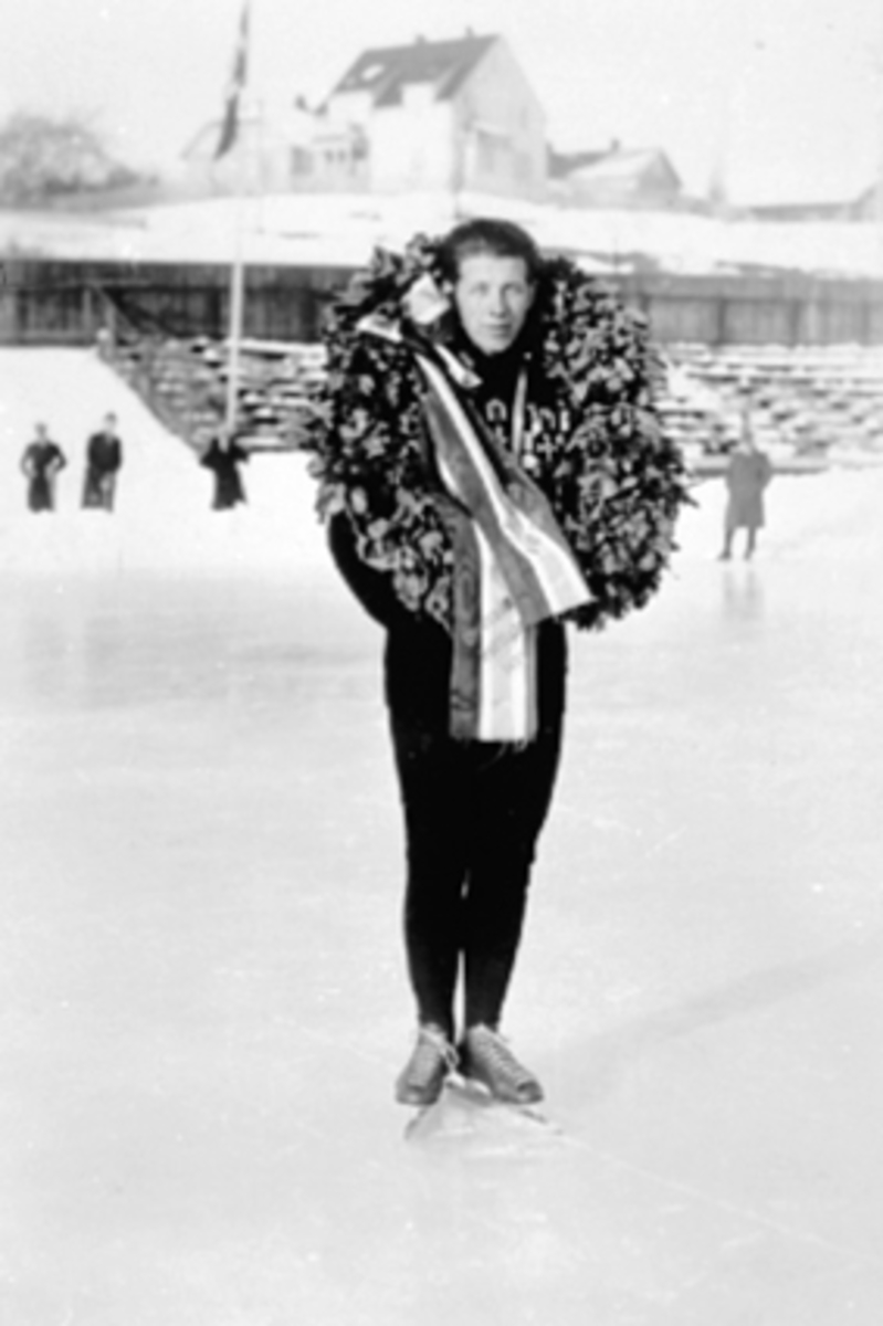 Hamar stadion, Michael Staksrud med laurbærkrans som europamester på skøyter i 1934, EM 1934, ble verdensmester på skøyter 1930,1935,1937, Skøyteløper fra Hadeland.