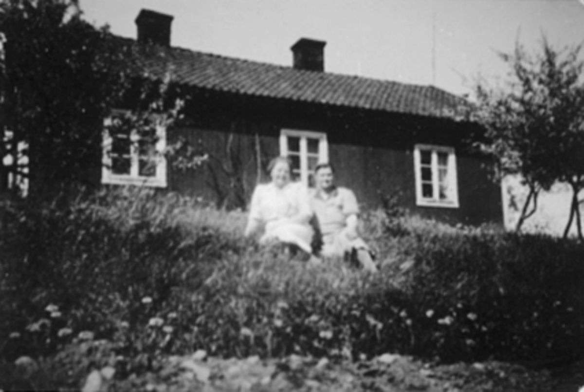 Hamar, Rollsløkka, husmannsplassen Nyborg under Børstad gård  i Rollsløkkvegen 16, fra venstre: Karen Johannessen og Gina Stenerstua,