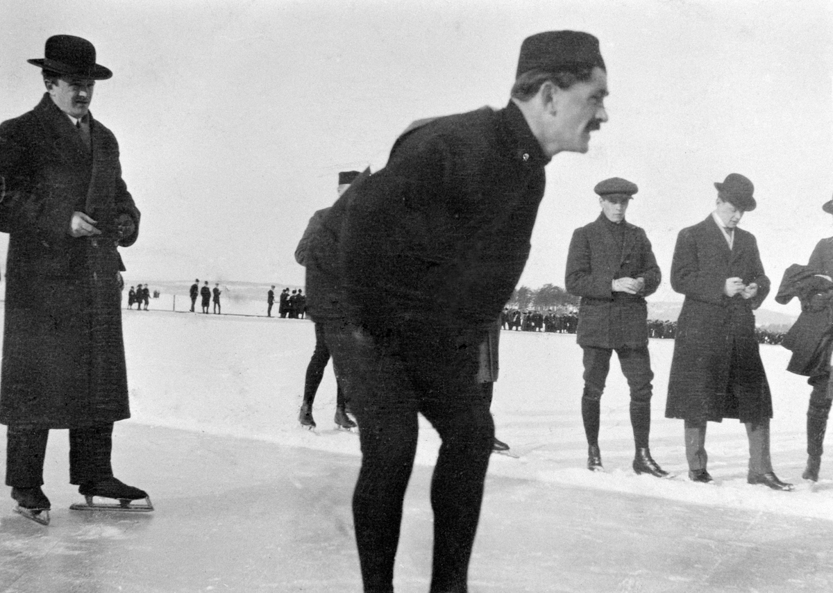 Hamar, Veslemjøsa, skøyteløp på mjøsisen, 16. mars 1913, skøyteløper Oscar Mathisen satte verdensrekord på 500 meter med 44 sekunder og norgesrekord på 5000 meter med 8,38,6, 
