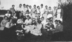 Stor gruppe unge damer. Kaffepause.