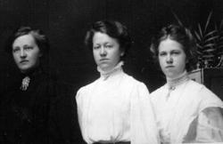 Søstrene Anne, Karen og Johanne Dobloug. Anne ble gift med K