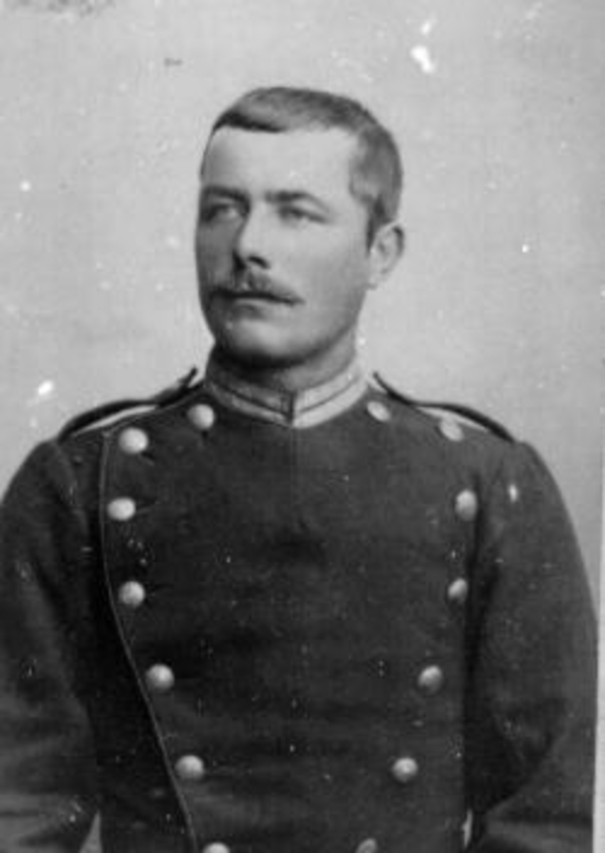 Portrett av Kristian Jevanolsbakken i uniform.