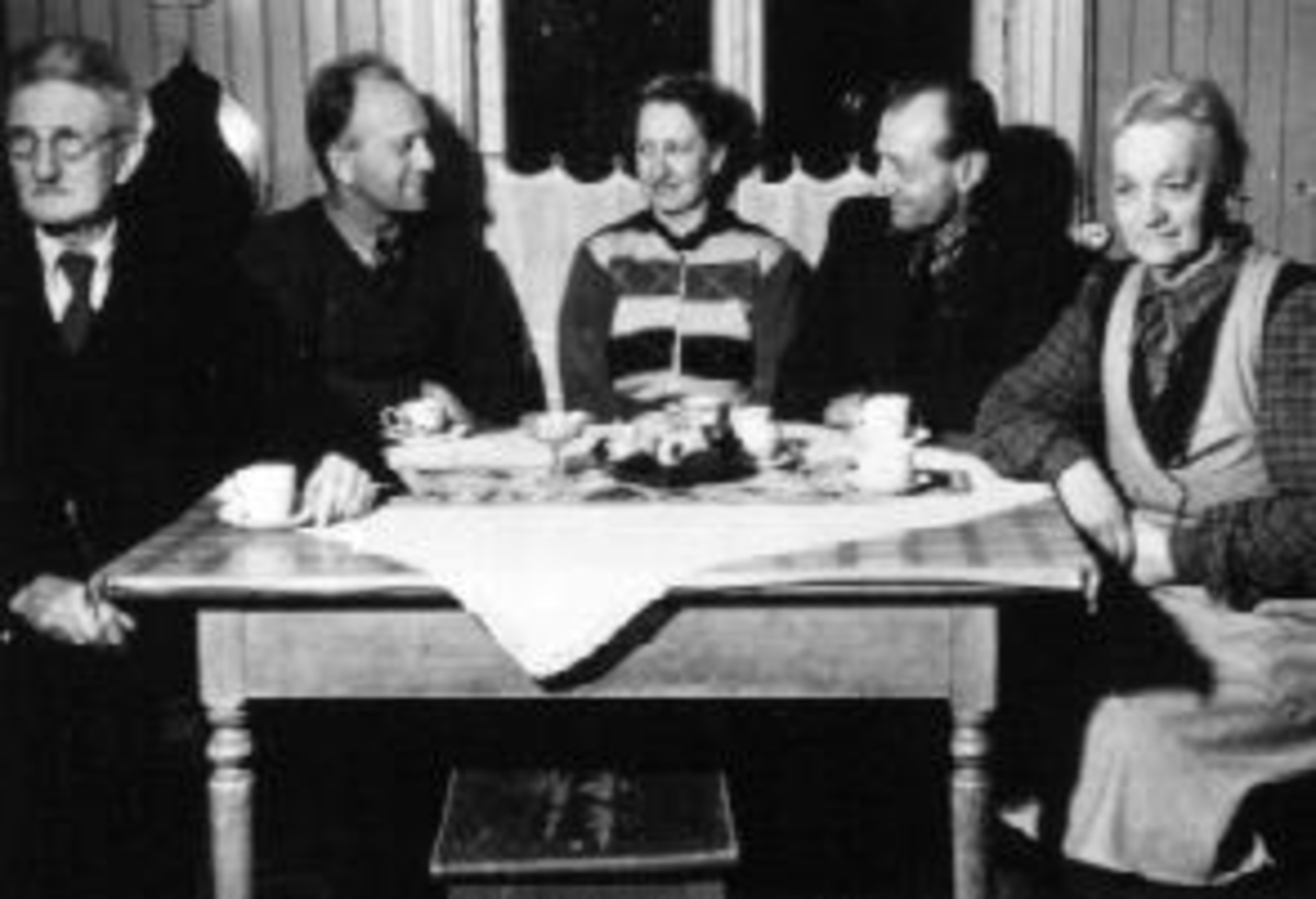 Interiør, kjøkken. Ved kjøkkenbordet er Even Olsen Bratberg (1874-1953), Georg Bratberg (1907-1991), Aslaug Bratberg (1905-1981), Ottar Bratberg (1902-1987), Mathilde Bratberg (1881-1956).