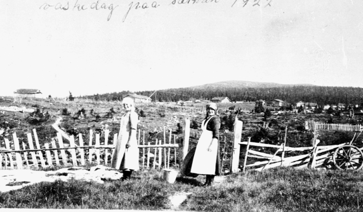 Vaskedag på Kaldbekksvesetra (ligger på Myklebysetra ved Rasta i Østerdalen) i 1922. Her legges hvite klær til bleking i sola. Magnhild Mykleby f.1904 til venstre. Damen til høyre er sannsynligvis Magnhilds søster, Hildur.