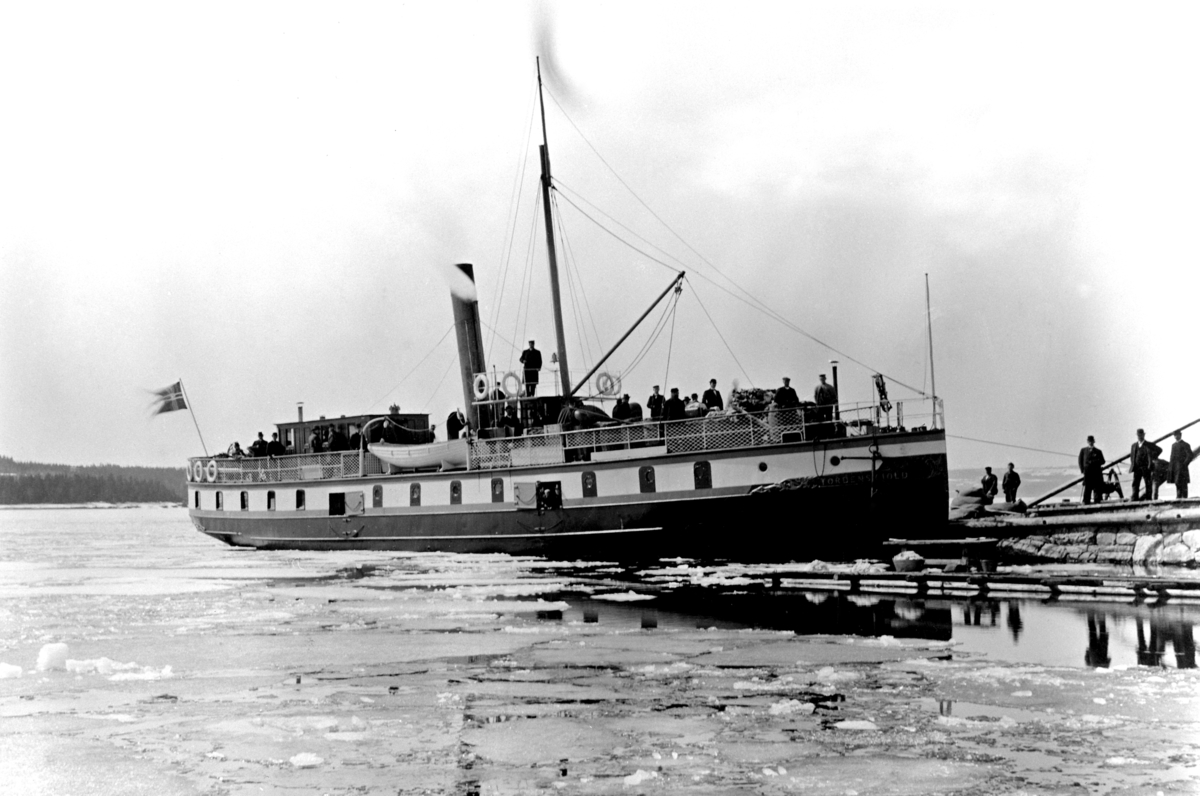 Mjøsbåten D. S. Tordenskjold, bygget i 1876 av Nidelvens mekaniske verksted for Oplandske dampskibsselskab, her ved Nes brygge, passasjerer. 