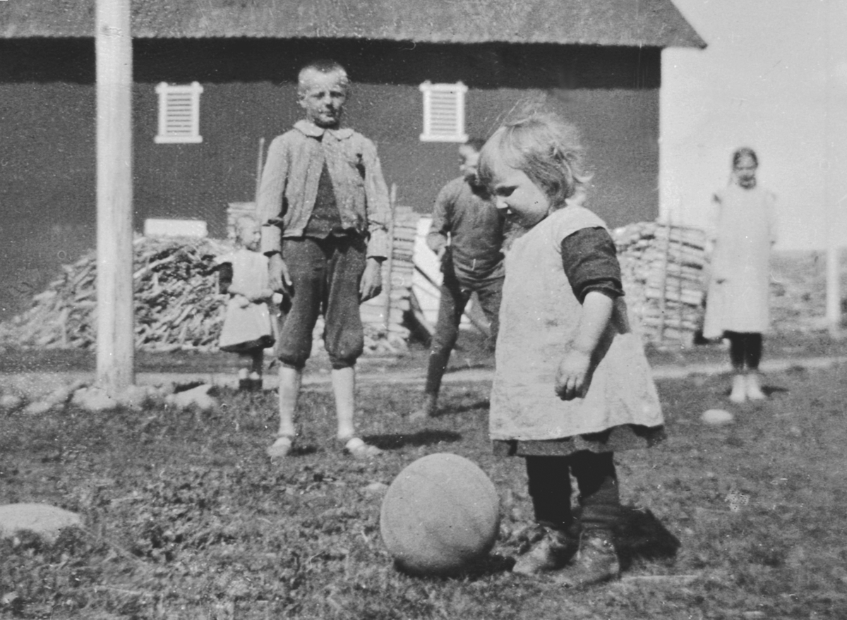 Barn leker med ball på Granerud gård, Brumunddal.