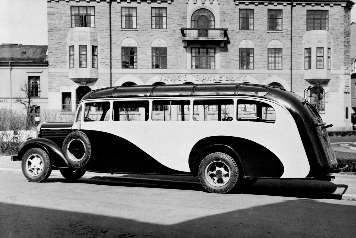 Buss bygget over Dodge chassis ved Hymas A/S, Brumunddal Mekaniske Verksted og Støperi. Rutevogn D-5192, årsmodell 1937-38, fotografert på jernbaneplassen, Hamar. Denne bussen ble kjøpt av rutebileier Embret Mellesmo, Alvdal, og satt i rutetrafikk Alvdal-Folldal-Hjerkinn. Bussen er lakkert i gult og mørk brun. I 1951 gikk Mellesmo sammen med seks andre rutebileiere i regionen og dannet Alvdal-Folldal-Hjerkinn-Atna Bilruter (AFHA). Denne bussen var fremdeles i trafikk.