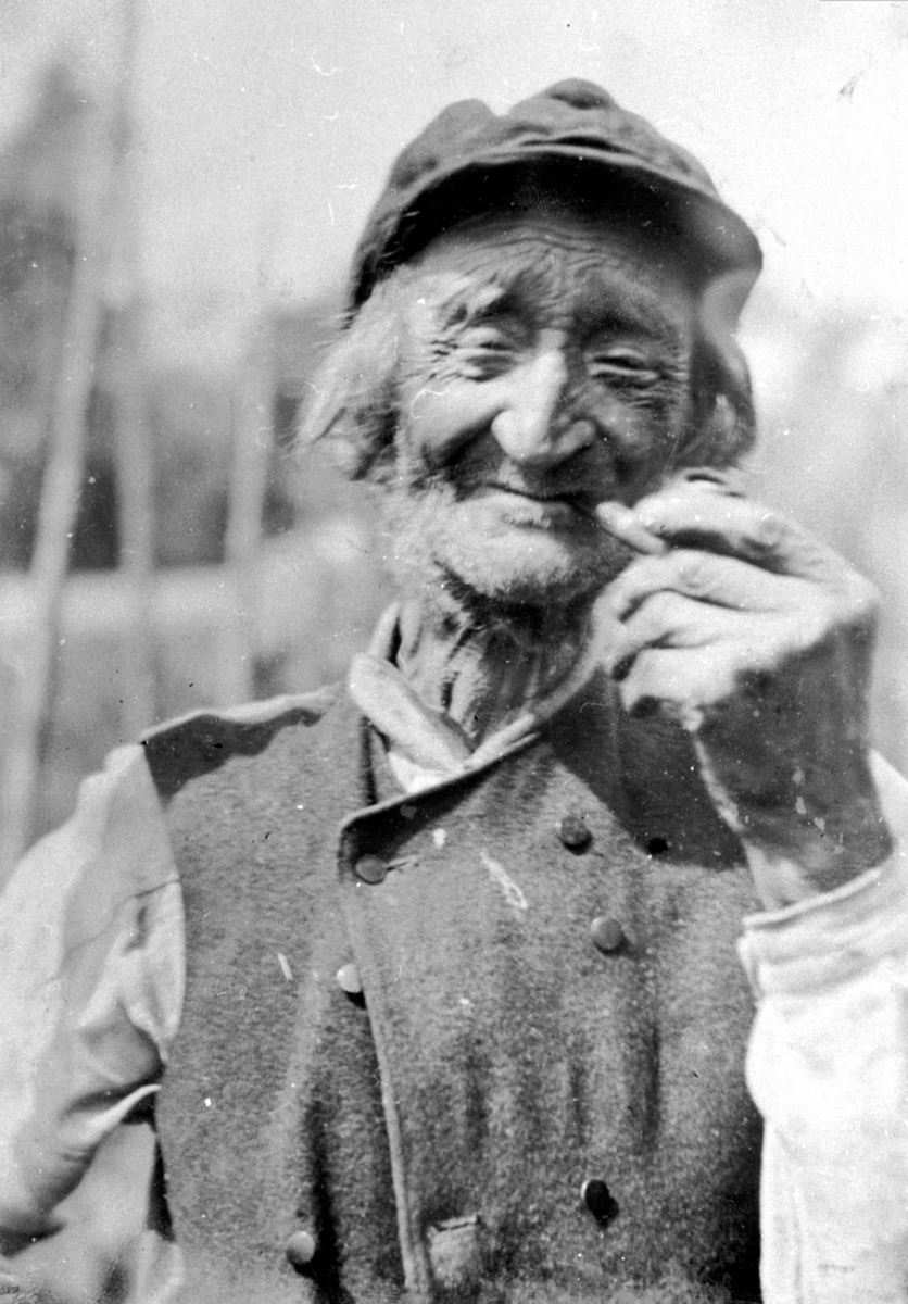 Portrett av mann med pipe, bror av Andreas Jacobsen Olsen Brenden, Afseth, Brøttum, Ringsaker.