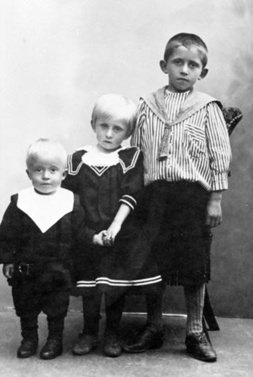 Tre søsken på Kvam, Nes, Hedmark. Trond Svartshoel (1901-1974), Ingrid Margrethe Svartshoel (1899-1981), Ole Svartshoel (1895-1967).