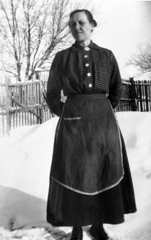 Sydame Pernille Sollien (1871-1947) fra Stoksetødegården. Hun var døvstum og reiste rundt på gardene og sydde. Her er hun fotografert på Mørkved store i 1920.
