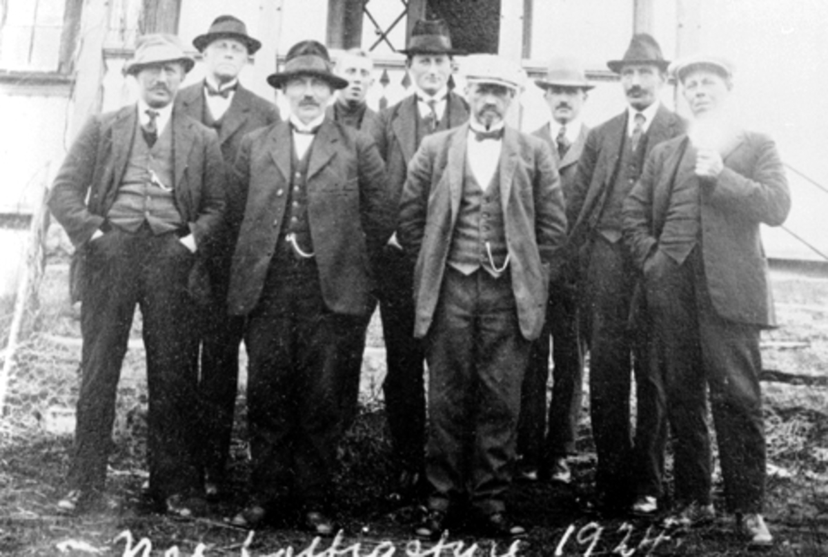 Nes Fattigstyre i 1924. Fra venstre er Nils Kaulum, Harald Hoelstad, Johan Huuse, Jens Mengshoel, Johan Skjerven, Andreas Børke, B. Larsen, Leonard Maurud.