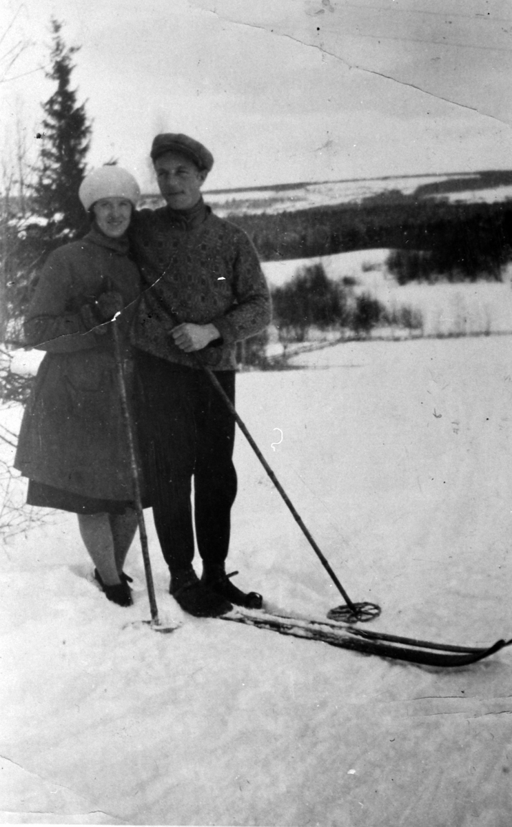 Georg og Liv Bekkelund, Veldre, Ringsaker, tidlig på 1930-tallet.