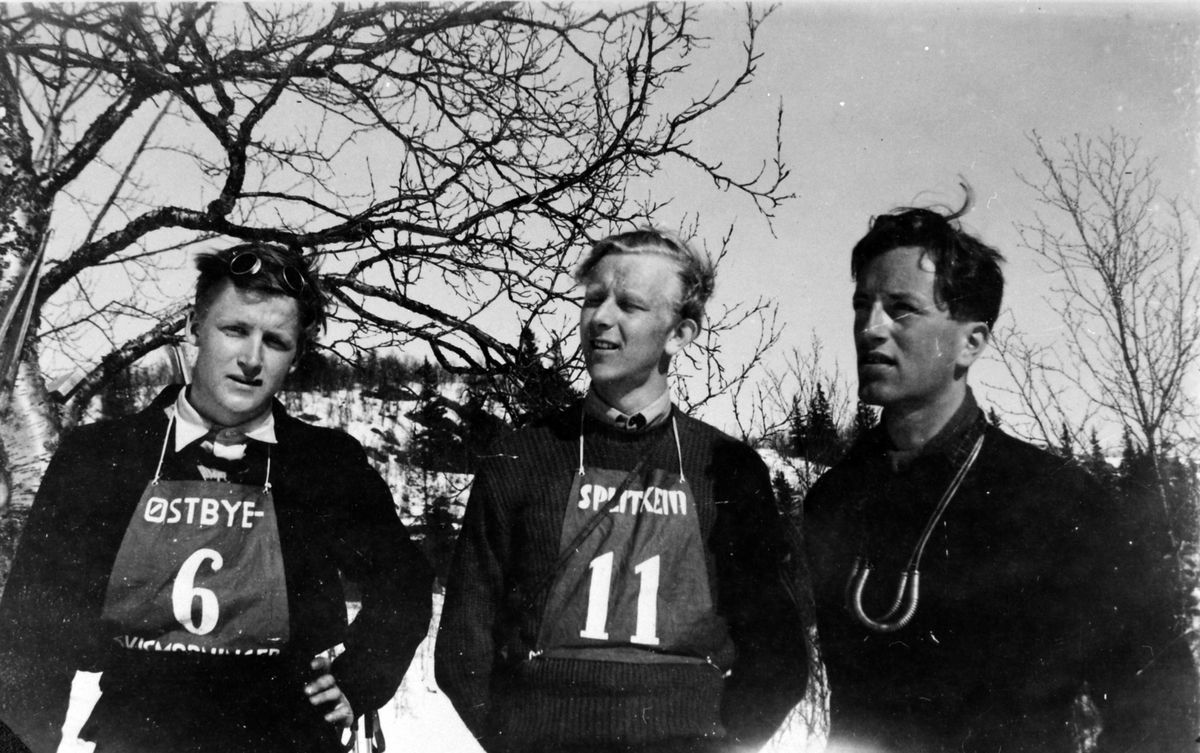 I midten er Sverre Viksmoen, de andre ukjente.