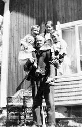 Hjalmar Johansen (1886 - 1954), med 4 barn i armene, fra ven