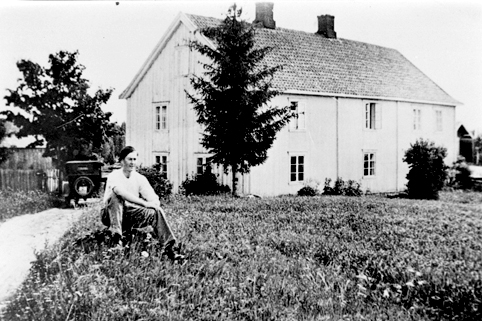 Dystvoll vestre i Vang H, ca 1935. Lars Westvang f. 21. 09. 1913, hovedbygningen i bakgrunnen