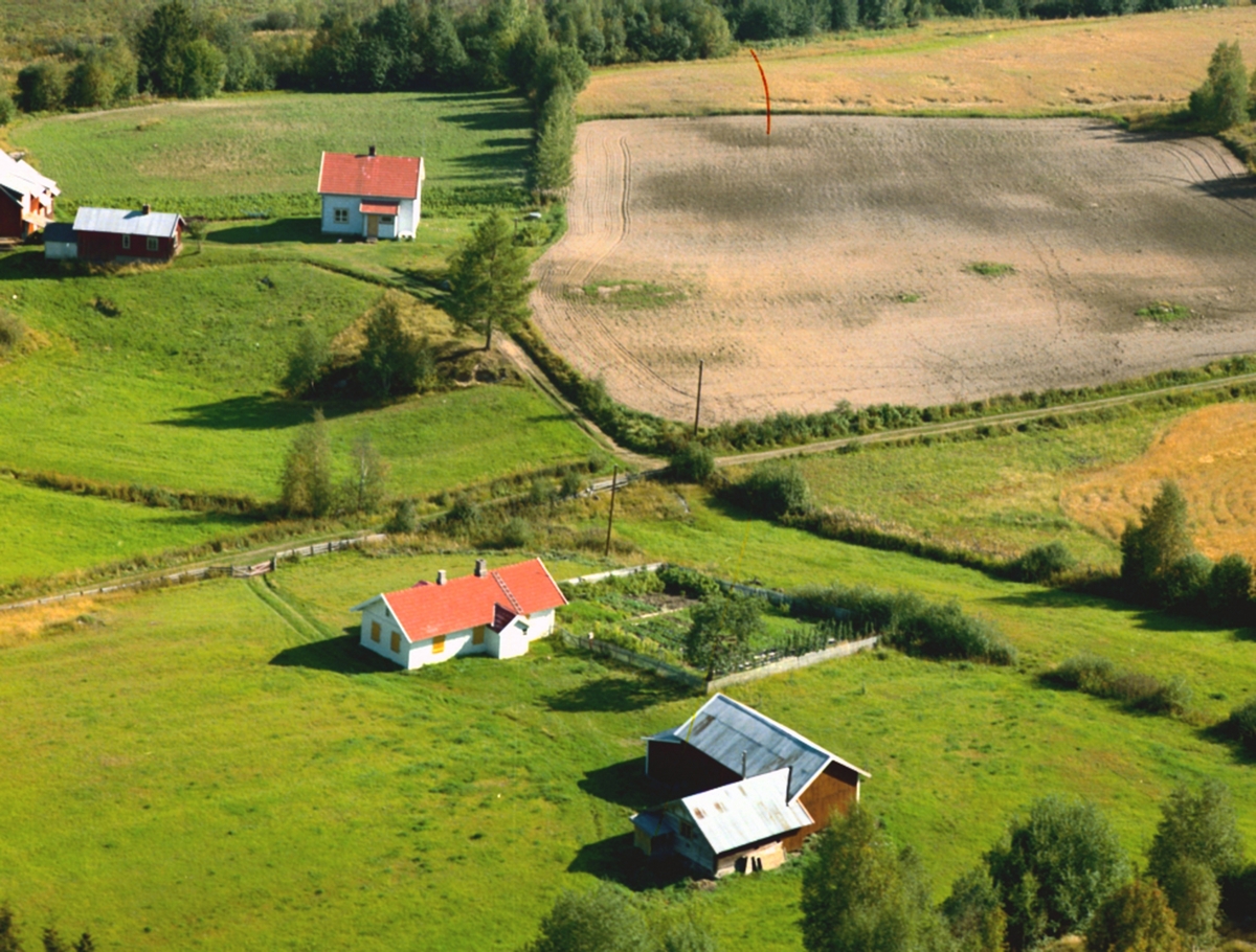 Flyfoto, Løten. Ekeberg (Gnr 0415-223/2) på Ådalsbruk. Husene er nå stort sett borte og eiendommen er gjengrodd. Bak til venstre sees Ekebergshaugen (Gnr 0415-223/4, Soplimkroken 326).