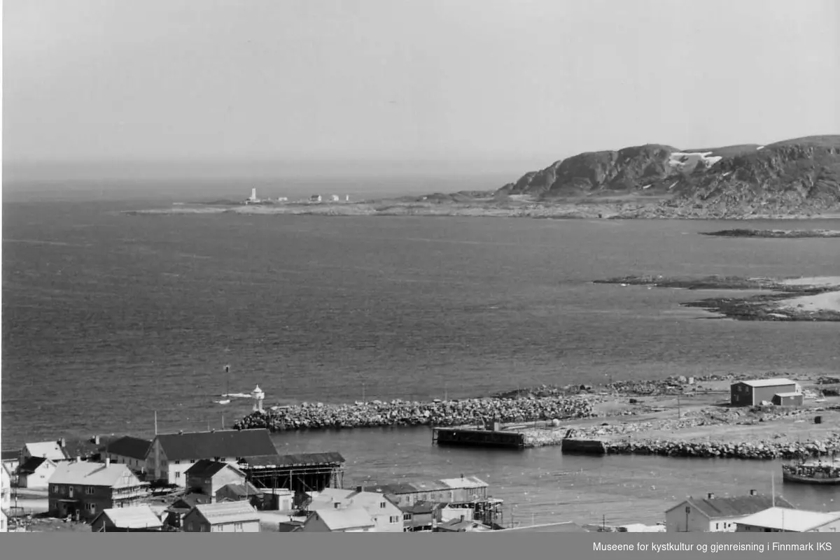 Oversiktsfoto tatt mot  Varnes. Trekai er bygd i enden av steinkaia. I forgrunnen: Edv. Fjærtofts fiskebruk, ca 1952