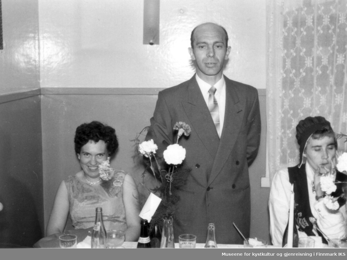 Alf Marthinussen holder tale i bryllupet til Oddrun og Birger Pettersen. Til venstre: Laila Marthinussen, Oddrun Pettersen til høyre. Alf og Laila var forlovere i bryllupet. 1961