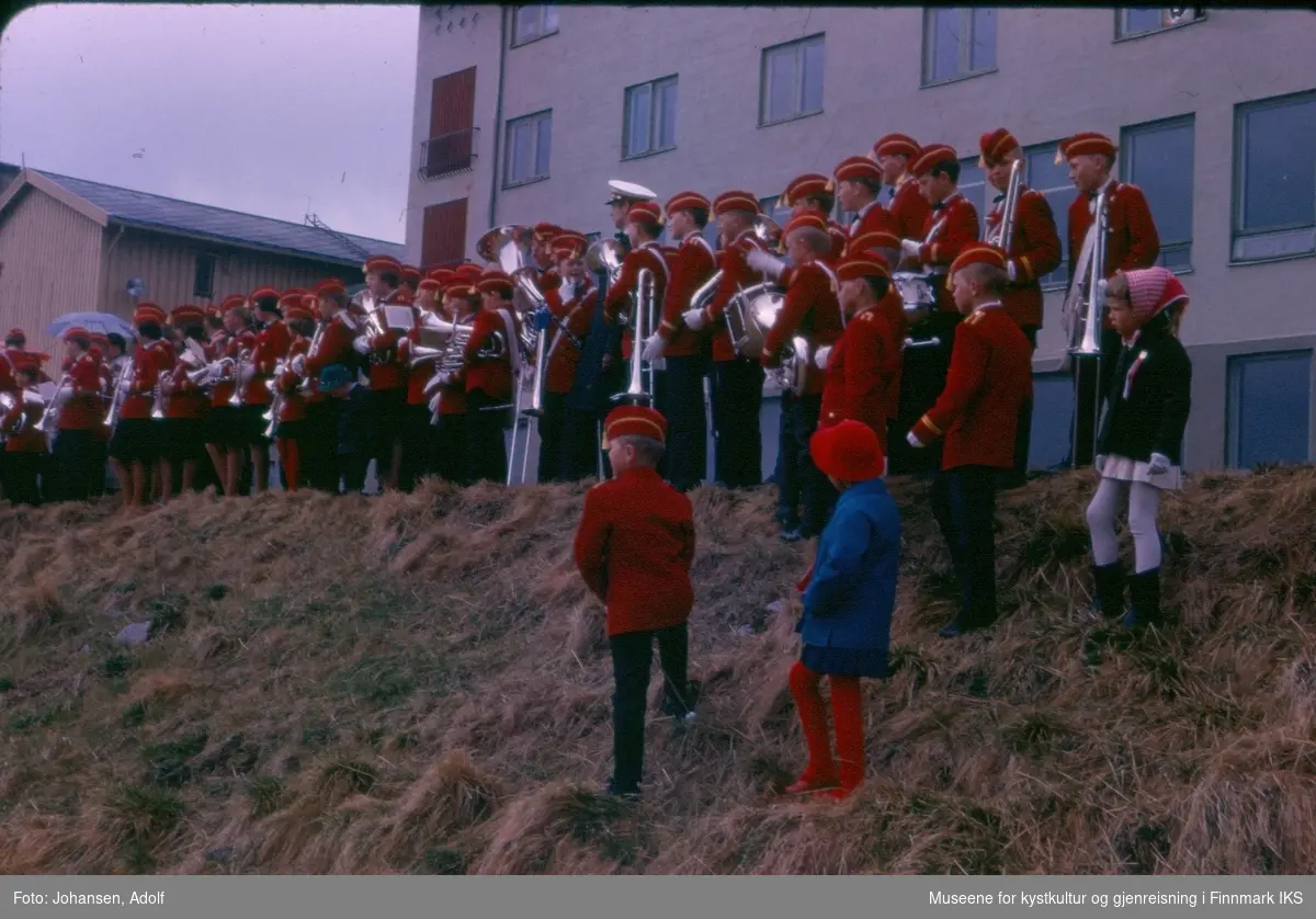 17.mai i Havøysund på 1960-tallet. Havøysund skolekorps spiller utenfor Øytun Ungdomskole.Skolekorpset blei stiftet i 1962