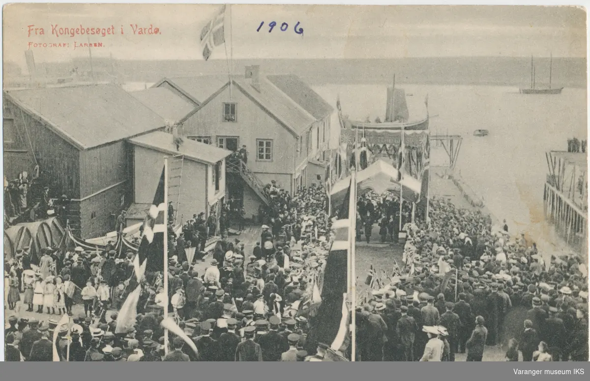 Postkort, kongebesøk i Vardø, kong Haakon VII ankommer kai i Nordre Våg, 1907