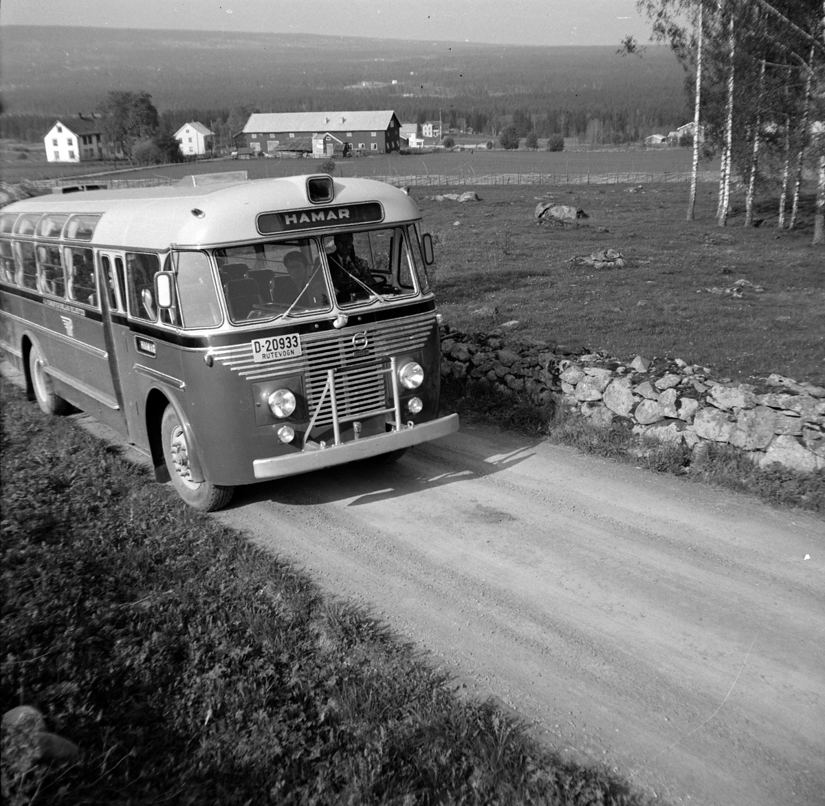 Buss fra Hamar og Omland Bilruter. Volvo type B 725. Med reg. nr. D-20933 med Knudsen karosseri. Bussen ble først registrert registrert 20. 5. 1954. 