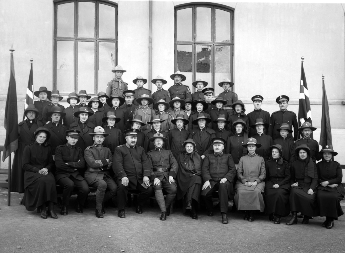 FRELSESARMEENS UNDERBEFAL, STOR GR. FLAGG, UNIFORMER, 1925