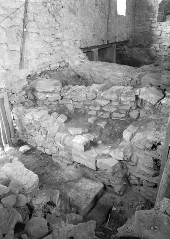Arkeologiske undersøkelser i Hamar bispegård 1952. Søndre del av vestfløyen i Storhamarlåven under utgravning. Kjellernedgangen og murer syd for denne.