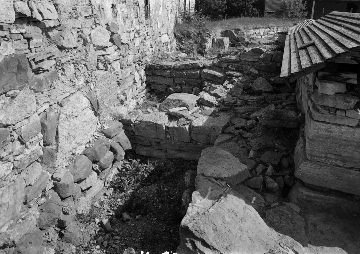 Arkeologiske undersøkelser i Hamar bispegård, Domkirkeodden, Hamar 1959. Bygningsrester nord og nordvest for tårnet K.