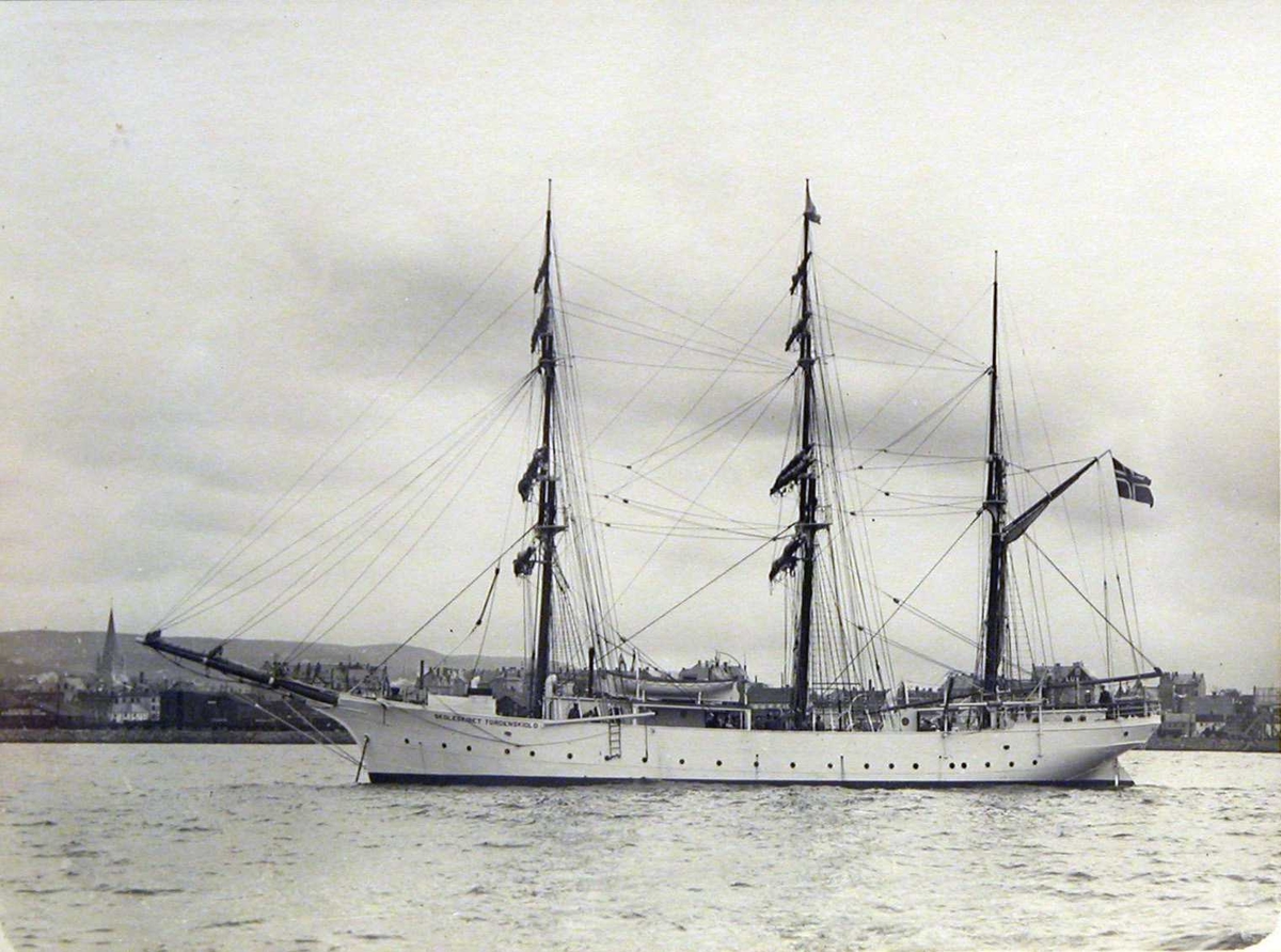 Seilskip forankret utenfor by/ tettbebyggelse, det hvite skoleskipet "Tordenskjold" 1926.