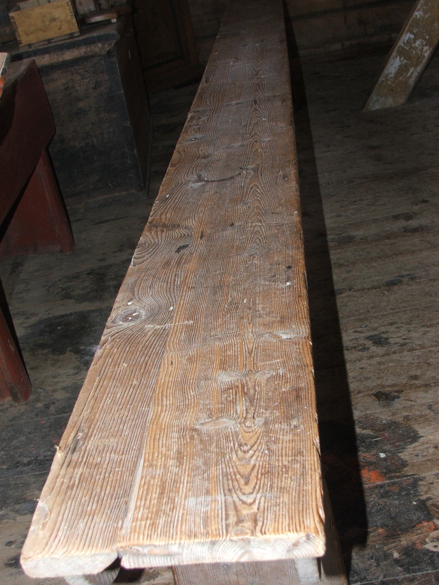 En langbenk bestående av to sammenlimte bord, og med avrunda kantbord.