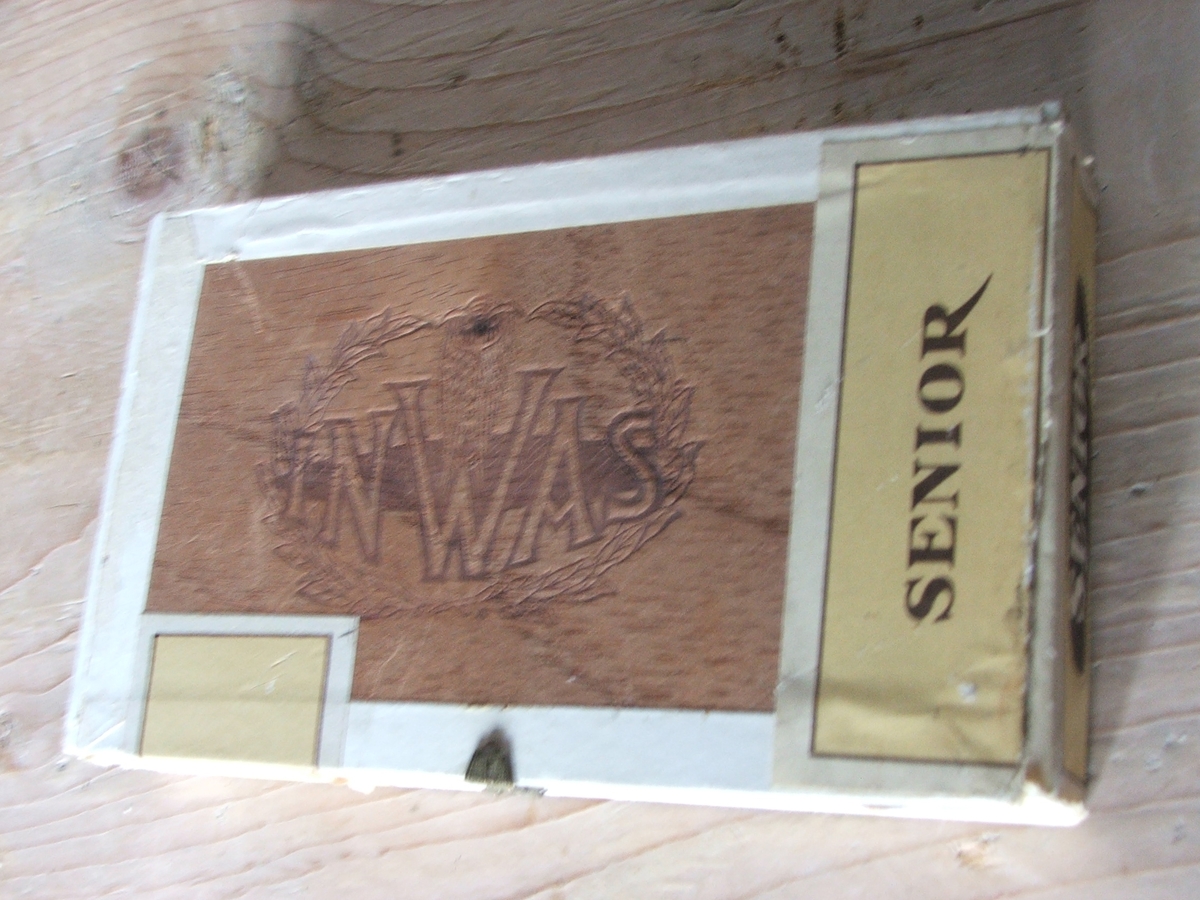 En rektangulær kasse av cedertre med papirdekor