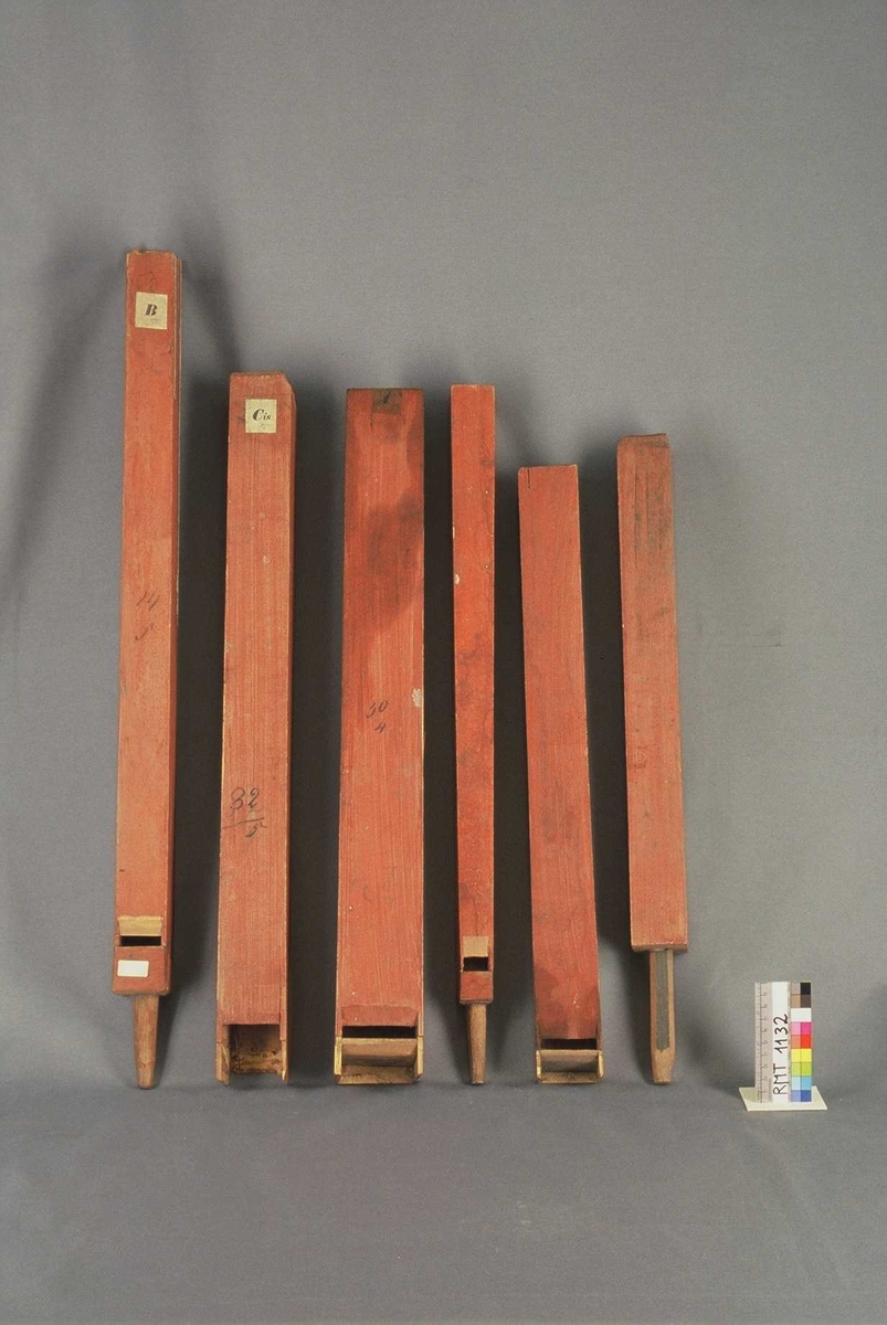 23 labialpiper av gran/furu til orgel samt noen enkelte sider til piper  Rødmalt utvendig. Pipene ligger delvis nedstoppet i en kasse.
Bildene viser: 
1 A - F 
2 A - F 
3 G - L
4 G - L
5 M - R
6 M - R
7 R - W 
(mensur, se "referanse til filer")