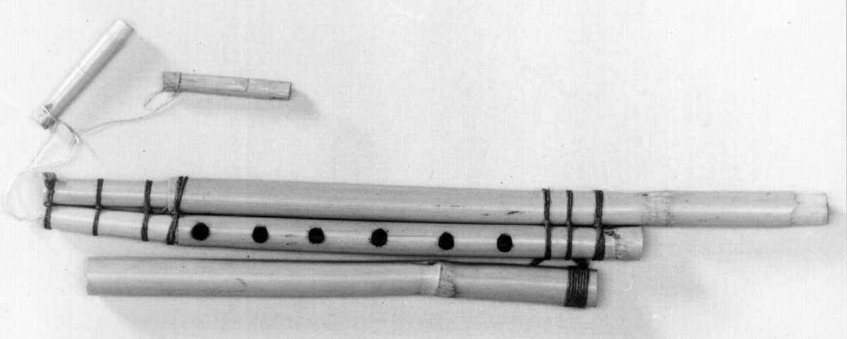 Dobbelklarinett av bambus. 2 rørpiper er festet til hverandre langsetter, den ene 6 hull, den andre ingen. Bordunpipen (uten hull) kan forlenges ved et uthullet bambusrør, som med en snor er forbundet med instrumentet. Munnstykkene er også festet til fløyten med en snor.