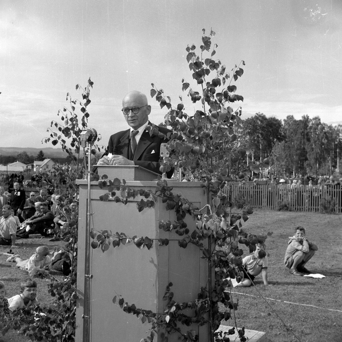 LANGMOEN, BRUMUNDDAL, 1957. AVDUKING AV MONUMENT. FOTOGRAF EIVIN LØKKEN. 