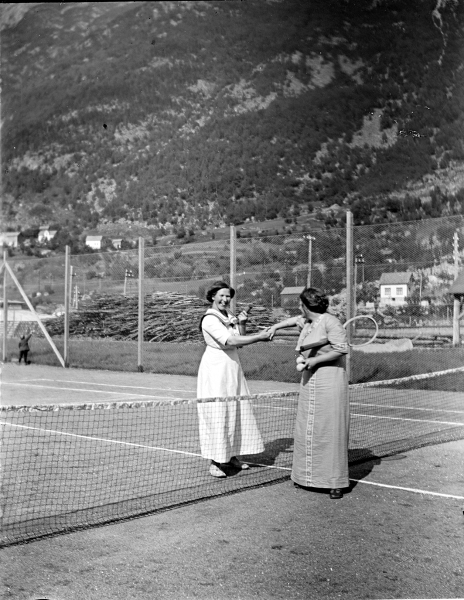 Gro Holm spelar tennis med ei venninne.