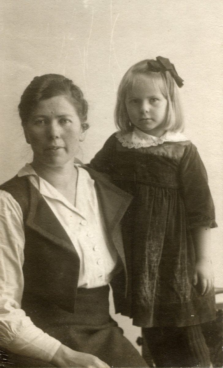 Forfattar Gro Holm med dotter Herborg Kiberg.