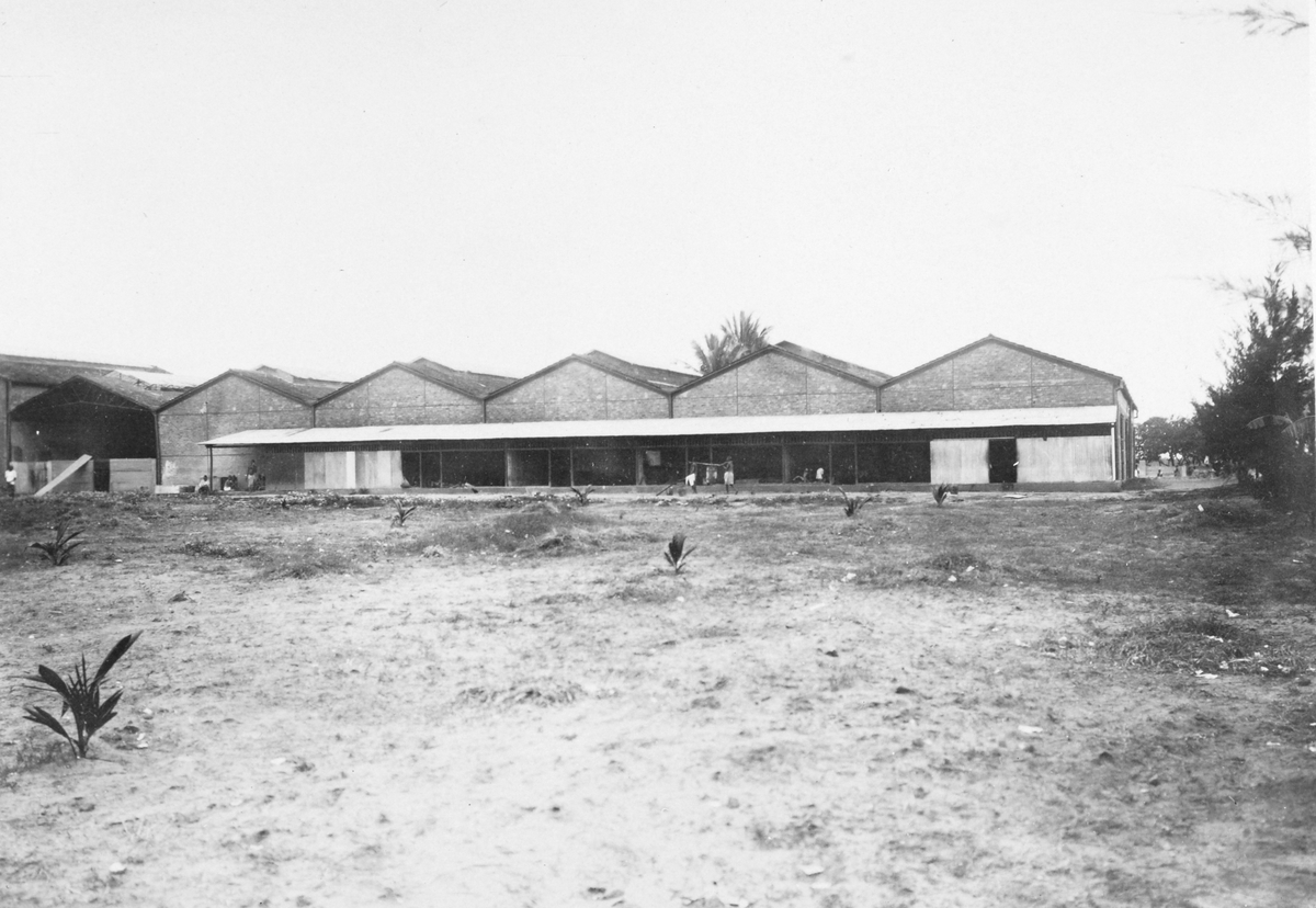 Mosambik. 1914. Lagerbygg for plantasjeselskapet Soc. du Madal, trolig fra en av stasjonene i nærheten av Quelimane.