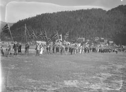 Unge Høyres stevne i Surnadal. Deltakerne marsjerer til stev