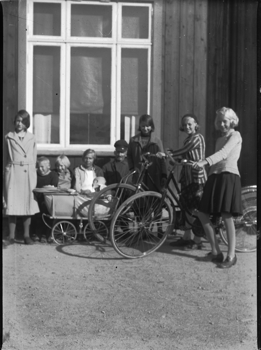 Ringsaker, Moelv stasjon, gruppe på perrongen, sykkel og barnevogn