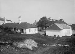 Munkholmen med Vakt- og arresthuset og Lavetthuset