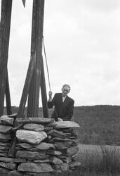 Johan Falkberget ved gruveklokka ved sitt hjemsted