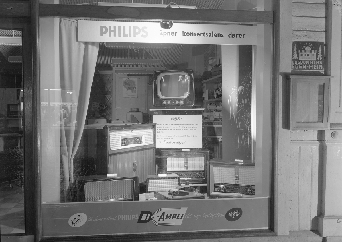 Radiomessen 1956 - vindusutstilling hos Radiosalget