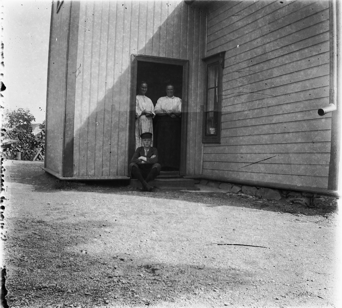 To kvinner og en gutt i døråpningen på Granberg, Briskebyen i Hamar. 