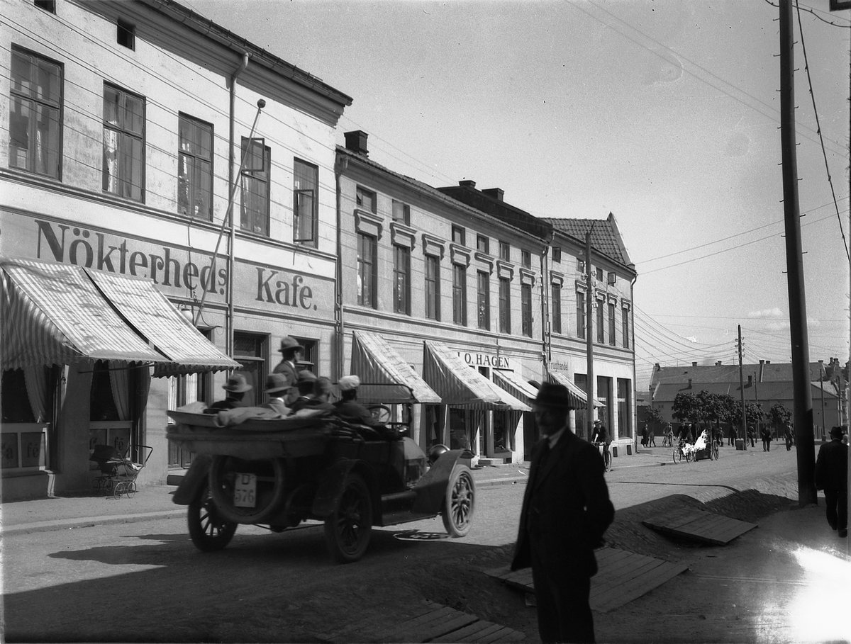 Gatelivsbilde. Nøkterheds Kafe. Torggata, Hamar. Bil, Dodge 1916, registreringsnummer D-576.