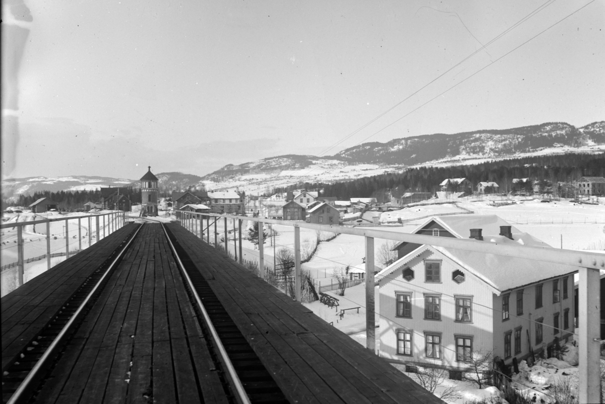 Ringsaker, Moelv, stasjonsbyen sett fra jernbanebrua, Bruvold gård og mølle til høyre, jernbaneskinner, vanntårnet, Moelv stasjon,