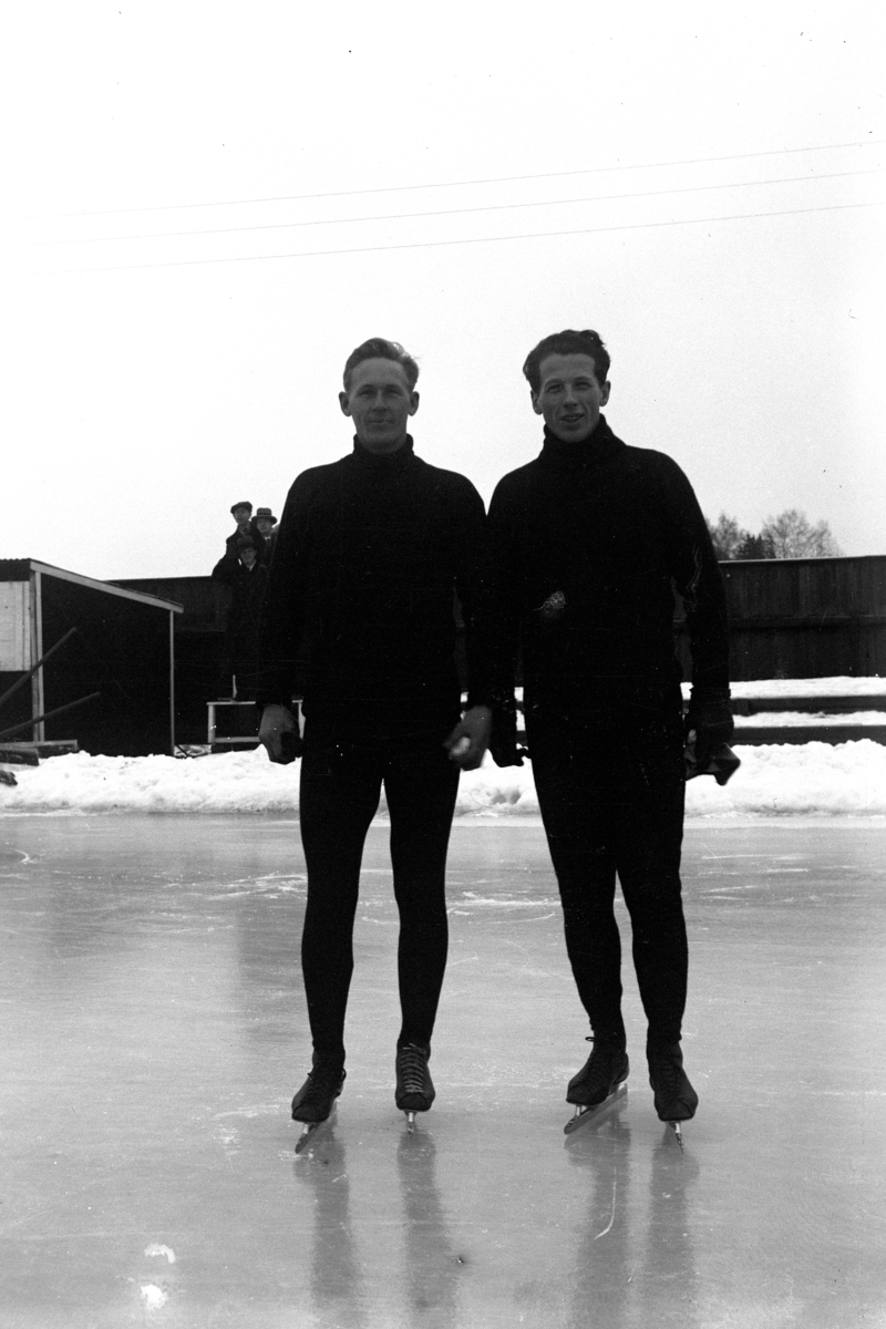 Skøyteløpere. Hans Engnestangen og Mikael Staksrud på Hamar stadion. 