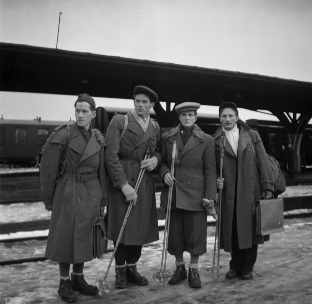 Svenske skiløpere på jernbanestasjonen