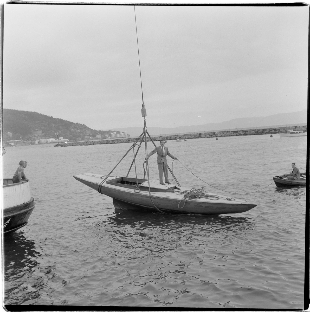 Sjøsetting av seilbåt på Ila pir