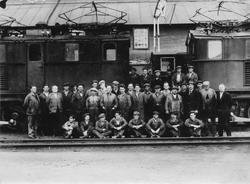 Arbeidere samlet foran lokomotivene på Thamshavn stasjon.