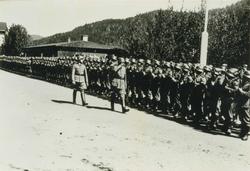 Oppstilling og inspeksjon av tyske tropper på Løkken stasjon